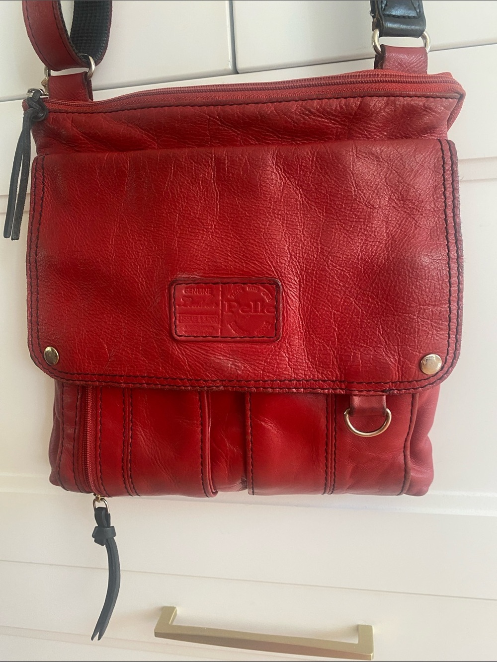 Red Leather Crossbody/Shoulder Bag w adjustable strap & outside pockets 11”x11”